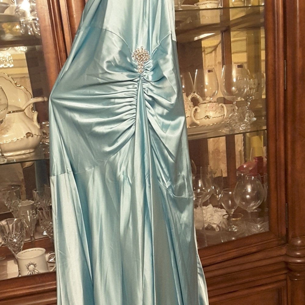 Gown - Picture 2 of 3